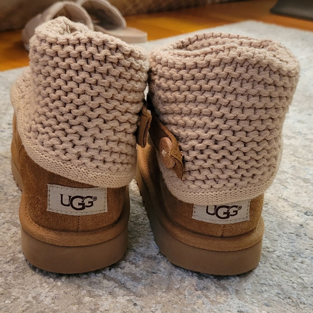 Girls Ugg boots sz 2